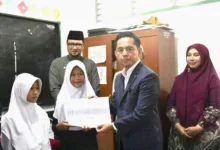 Peduli Pendidikan, Lukmanul Hakim Salurkan Beasiswa Bagi Ratusan Siswa SDN Karya Bhakti Cipanas