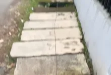 Kabel provider WiFi terlihat menjuntai rendah hingga menyentuh jalan setapak di Panembong, Desa Mekarsari, Cianjur. Kondisi ini dikeluhkan warga karena dinilai membahayakan.