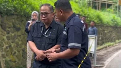 Direktur Utama Perumdam Tirta Mukti bersama Direktur Teknik meninjau langsung proses perbaikan pipa transmisi 12 inci dan pipa distribusi ACP 8 inci.