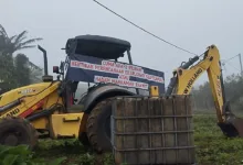 Warga Kampung Pasircina, Desa Cipendawa, Kecamatan Pacet, Cianjur, menyegel satu unit alat berat yang terkait proyek geothermal sebagai bentuk protes atas masuknya alat tanpa sosialisasi dan kesepakatan dengan warga.