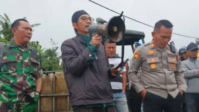 Warga Pasir Cina menyampaikan sikap penolakan terhadap proyek geothermal di Desa Cipendawa, Kabupaten Cianjur, Rabu (14/1/2026). Masyarakat menegaskan tidak ada lagi alat berat yang diperbolehkan masuk ke jalur penolakan demi menjaga kelestarian Gunung Gede Pangrango.