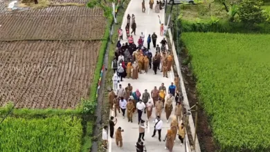 Bupati Cianjur dr. Mohammad Wahyu bersama jajaran dan warga meninjau langsung jalan beton yang baru diresmikan di Desa Ciharashas, Kecamatan Cilaku. Infrastruktur baru ini diharapkan memperlancar akses masyarakat sekaligus mendorong pertumbuhan ekonomi desa.