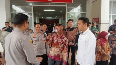 Bupati Cianjur dr. M. Wahyu Ferdian saat meninjau korban Keracunan Jamur Liar di IGD RSUD Sayang Cianjur pada Kamis, 22 Januari 2026.