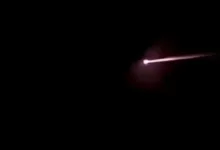 Benda langit bercahaya diduga meteor melintas di langit Sindangbarang, Cianjur, Kamis (22/1/2026) malam. Fenomena ini disertai suara dentuman dan jejak cahaya panjang yang menggegerkan warga pesisir selatan Cianjur.