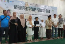 PWI Cianjur bersama MT Kawan ‘99 menyerahkan santunan kepada anak yatim dalam rangka Tabligh Akbar peringatan Isra Mi’raj Nabi Muhammad SAW 1447 H yang menghadirkan Ustadz Maulana di Gedung Assakinah, Cianjur, Jumat (23/1/2026).