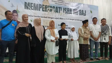 PWI Cianjur bersama MT Kawan ‘99 menyerahkan santunan kepada anak yatim dalam rangka Tabligh Akbar peringatan Isra Mi’raj Nabi Muhammad SAW 1447 H yang menghadirkan Ustadz Maulana di Gedung Assakinah, Cianjur, Jumat (23/1/2026).