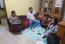 Aparat kepolisian Polsek Cikalongkulon melakukan pengecekan TKP di rumah korban dugaan keracunan jamur liar di Kampung Tugaran, Desa Sukamulya, Cikalongkulon, Cianjur.