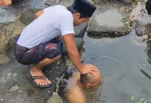 Seorang jemaah saat menjalani prosesi mandi. Pihak padepokan menegaskan bahwa praktik ini adalah Mandi Tobat untuk penyucian diri, bukan "ritual celup rezeki" sebagaimana narasi yang viral di media sosial.