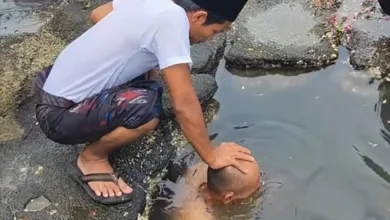 Seorang jemaah saat menjalani prosesi mandi. Pihak padepokan menegaskan bahwa praktik ini adalah Mandi Tobat untuk penyucian diri, bukan "ritual celup rezeki" sebagaimana narasi yang viral di media sosial.