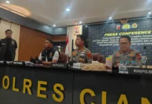 Kapolres Cianjur AKBP A. Alexander Yurikho Hadi saat konferensi pers pengungkapan kasus pembacokan terhadap seorang pemuda di Sukaluyu. Korban diserang pelaku akibat salah sasaran usai janji tawuran melalui medsos, Senin (26/1/2026). Foto: Fauzi/Cianjur Update