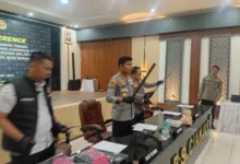 Polres Cianjur menunjukkan barang bukti senjata tajam dalam pengungkapan kasus pengeroyokan bersenjata tajam di Sukaluyu yang dipicu kesalahpahaman di media sosial. Dua pelaku berhasil diamankan. Foto: Fauzi/Cianjurupdate