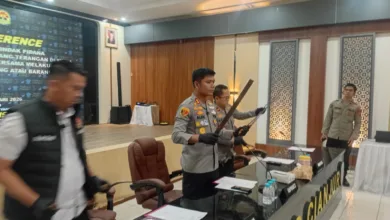 Polres Cianjur menunjukkan barang bukti senjata tajam dalam pengungkapan kasus pengeroyokan bersenjata tajam di Sukaluyu yang dipicu kesalahpahaman di media sosial. Dua pelaku berhasil diamankan. Foto: Fauzi/Cianjurupdate