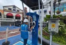 Petugas PLN melakukan pengecekan Stasiun Pengisian Kendaraan Listrik Umum (SPKLU) di wilayah Cianjur sebagai bagian dari pengembangan ekosistem kendaraan listrik ramah lingkungan. Foto: Istimewa