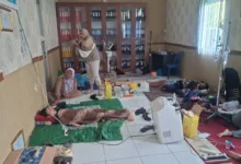 Sejumlah siswa SD di Desa Wargasari, Kecamatan Kadupandak, Cianjur, mendapatkan perawatan medis usai mengalami gejala diduga keracunan massal setelah menyantap menu Program Makan Bergizi Gratis (MBG), Selasa (27/1/2026). Foto: Istimewa