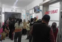 Suasana antrean orang tua siswa di fasilitas kesehatan usai ratusan warga Cikalongkulon, Cianjur, diduga mengalami keracunan makanan dari program Makan Bergizi Gratis (MBG), Selasa (27/1/2026). Foto: Istimewa