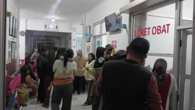 Suasana antrean orang tua siswa di fasilitas kesehatan usai ratusan warga Cikalongkulon, Cianjur, diduga mengalami keracunan makanan dari program Makan Bergizi Gratis (MBG), Selasa (27/1/2026). Foto: Istimewa