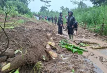 Aparat Polsek Cikalongkulon bersama pemerintah desa dan warga melakukan penanganan awal tanah longsor yang menutup jalur alternatif penghubung Desa Mekarsari–Mekarjaya, Kecamatan Cikalongkulon, Kabupaten Cianjur, Kamis (29/1/2026). Foto: Istimewa
