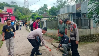 Petugas kepolisian melakukan olah tempat kejadian perkara (TKP) kasus dugaan penganiayaan terhadap kurir Shopee Express di Kampung Cinangka, Desa Mekarmulya, Kecamatan Pasirkuda, Kabupaten Cianjur, Kamis (29/1/2026). Foto: Istimewa