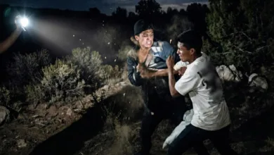 ILUSTRASI DUEL. Suasana perkelahian antar-pelajar di tengah kegelapan malam yang disorot lampu senter, menggambarkan insiden duel antara siswa SMP dan SMA di Sindangbarang, Cianjur, Sabtu (17/1/2024).