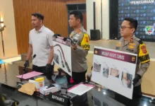 Kapolres Cianjur, AKBP A Alexander Yurikho Hadi (tengah), didampingi jajarannya menunjukkan barang bukti senjata tajam jenis celurit yang digunakan komplotan begal sadis saat gelar perkara di Mapolres Cianjur