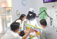 Bukti Nyata Layanan 'Didampingi'." Inilah penerapan konsep layanan 3D yang sesungguhnya. Terlihat sang Ayah dan Ibu (Riri Andini) diperbolehkan masuk ke ruang tindakan (OK) untuk memeluk dan menenangkan Eshar secara langsung.