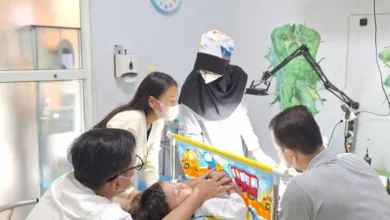 Bukti Nyata Layanan 'Didampingi'." Inilah penerapan konsep layanan 3D yang sesungguhnya. Terlihat sang Ayah dan Ibu (Riri Andini) diperbolehkan masuk ke ruang tindakan (OK) untuk memeluk dan menenangkan Eshar secara langsung.