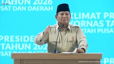 Presiden RI Prabowo Subianto menyampaikan taklimat pada Rakornas Pemerintah Pusat dan Daerah 2026 di SICC Bogor, menegaskan Program Makan Bergizi Gratis (MBG) telah menciptakan sekitar satu juta lapangan kerja melalui operasional dapur SPPG di berbagai daerah. Foto: Tangkapan Layar YouTube Sekertariat Presiden.