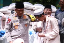 Kapolda Jawa Barat Irjen Pol. Dr. Rudi Setiawan menyalurkan bantuan beras dan dana pembangunan pesantren saat mengunjungi Pondok Pesantren Bani Muqoddas Al Islami di Kecamatan Sindangbarang, Kabupaten Cianjur, Kamis (5/2/2026). Foto: Istimewa