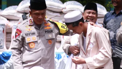 Kapolda Jawa Barat Irjen Pol. Dr. Rudi Setiawan menyalurkan bantuan beras dan dana pembangunan pesantren saat mengunjungi Pondok Pesantren Bani Muqoddas Al Islami di Kecamatan Sindangbarang, Kabupaten Cianjur, Kamis (5/2/2026). Foto: Istimewa