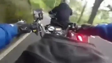 Detik-detik kecelakaan di Jalur Cianjur Selatan terekam dashcam. Pemotor Suzuki Satria FU keluar jalur hingga terperosok ke semak-semak usai diduga digunting moge yang menyalip. Foto: Istimewa