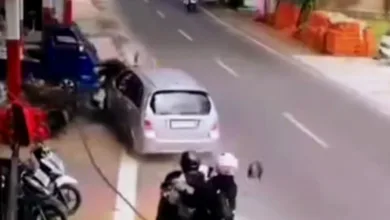 Detik-detik mobil Suzuki Aerio menabrak sejumlah kendaraan yang terparkir di Jalan Raya Kampung Babakan, Desa Cidamar, Cidaun, Minggu (15/2/2026). Tujuh orang dilaporkan luka-luka dalam insiden tersebut. (Foto: tangkapan layar CCTV warga)