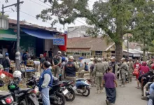 Petugas Satpol PP Kabupaten Cianjur menertibkan pedagang kaki lima (PKL) yang berjualan di badan jalan dan trotoar kawasan Bomero Citywalk menjelang Ramadan 1447 H. Foto: Istimewa