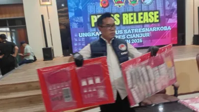 Kasat Narkoba Polres Cianjur, AKP Tatang Sunarya, menunjukkan barang bukti hasil pengungkapan 29 kasus narkoba periode Januari–Februari 2026 dalam press release di Mapolres Cianjur, Selasa (17/2/2026). Foto: Fauzi/Cianjur Update