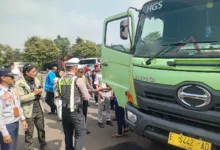 Sejumlah petugas kepolisian memeriksa kelengkapan administrasi pengemudi truk saat gelaran ramp check dalam rangkaian Operasi Keselamatan Lodaya 2026 di Terminal Pasir Hayam, Cianjur