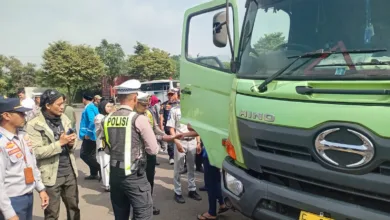 Sejumlah petugas kepolisian memeriksa kelengkapan administrasi pengemudi truk saat gelaran ramp check dalam rangkaian Operasi Keselamatan Lodaya 2026 di Terminal Pasir Hayam, Cianjur