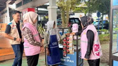 Perwakilan Srikandi dan YBM PLN UP3 Cianjur menyerahkan bantuan gerobak usaha kepada Ibu Ani, pelaku UMKM di lingkungan sekitar kantor PLN UP3 Cianjur.