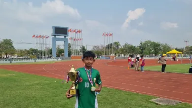 Muhammad Ravi Fabregas, pemain Timnas Pelajar Garuda Youth Indonesia U-13 asal Cianjur, berpose dengan trofi dan medali juara pertama usai memenangkan kompetisi sepak bola di Bangkok, Thailand, yang berlangsung 7-9 Februari 2026. (Foto: Istimewa )